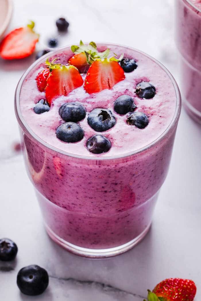 Start your morning with this perfect Mixed Berry Smoothie that is not only refreshing, but packed with antioxidants, fiber and vitamins! So colorful and nutritious!